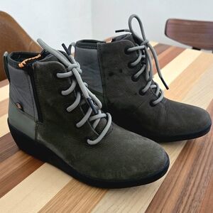 Bogs Women's Olive Vista Rugged Lace-Up Boots